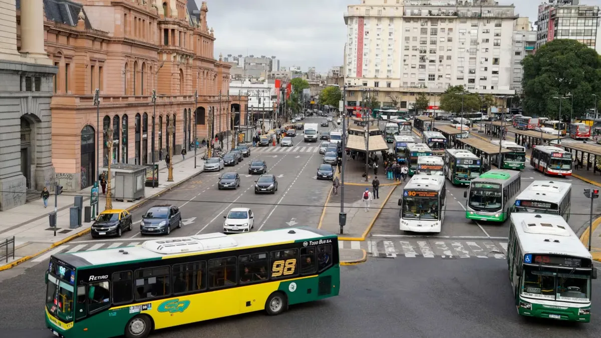En la Ciudad de Buenos Aires, los cuadros tarifarios de los colectivos tambi&eacute;n subir&aacute;n 3,9%. (Foto: NA)