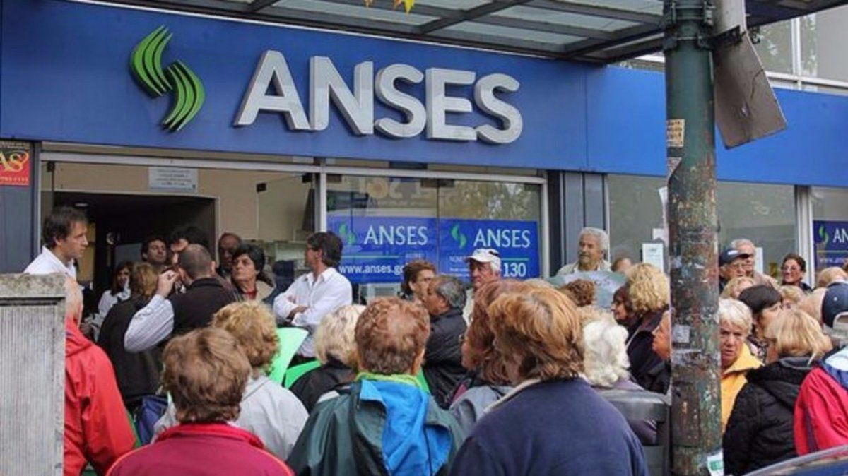Descartado el bono, analizan una compensación para jubilados y beneficiarios de planes sociales