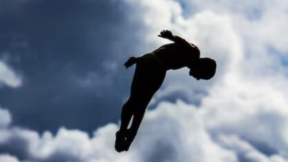 Persona volando sobre nubes: símbolo de libertad