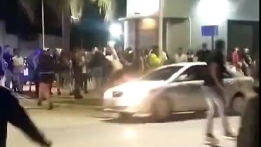 Locura al volante: atropelló a una chica y se fugó a toda velocidad tras una pelea en un boliche