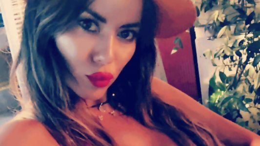 Karina Jelinek publicó una selfie al borde del topless