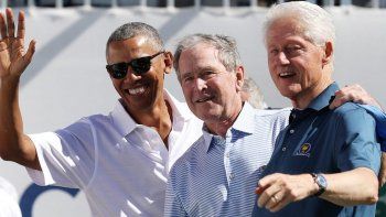 obama, bush y clinton ofrecen vacunarse ante las camaras para generar confianza en la poblacion obama, bush y clinton ofrecen vacunarse ante las camaras para generar confianza en la poblacion