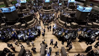 Las acciones argentinas en Wall Street cayeron hasta el 7%, el riesgo país llegó casi a 800 puntos y subió el dólar