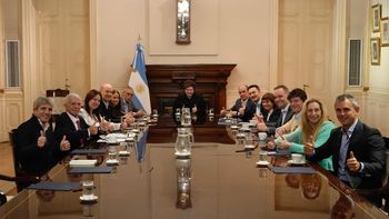 Javier Milei enfrenta el tercer paro general en contra de su gobierno, encabezando una reunión de gabinete en Casa Rosada. Foto: Presidencia.