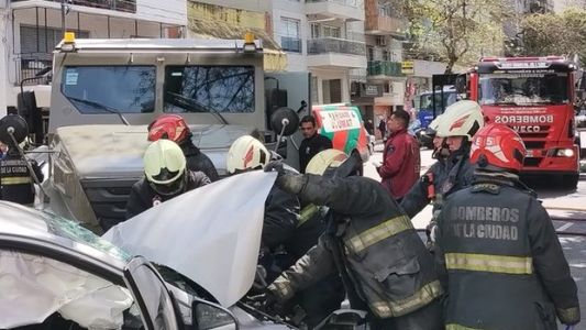 Colegiales: impresionante choque y vuelco entre un auto y un camión de caudales