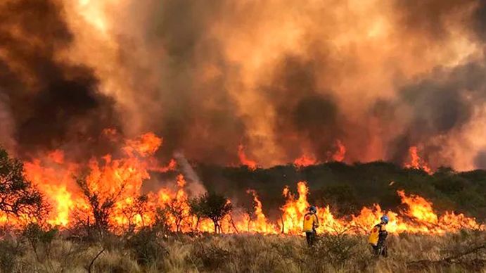 Córdoba arrasada por el fuego: focos activos, evacuados y un detenido