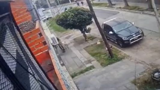 Más de 12 disparos y un motochorro muerto: el video del brutal tiroteo con un policía en un robo