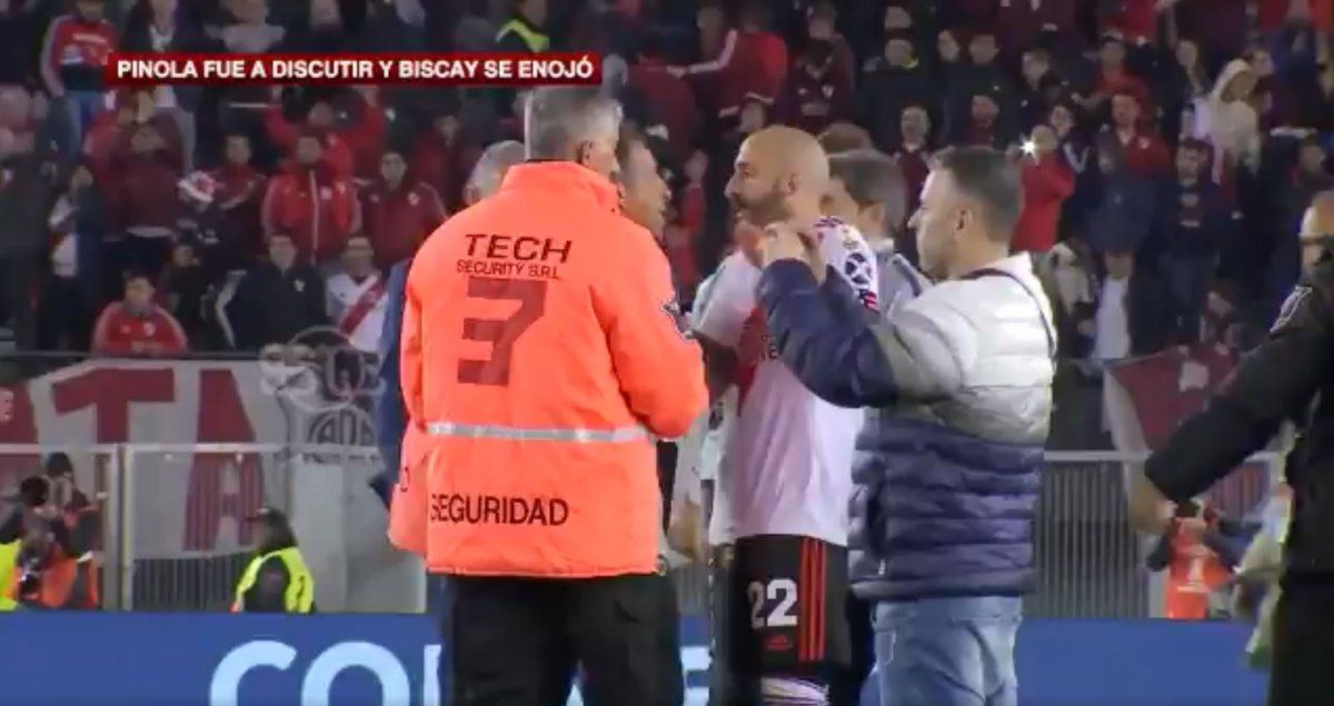 Como si fuera el padre: Pinola discutió feo con un asistente de Alfaro tras el partido y Biscay lo sacó de un tirón