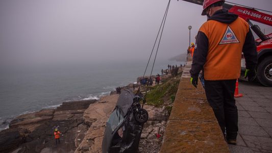 Mar del Plata: un auto saltó sobre un paredón y cayó por un barranco de 15 metros al agua