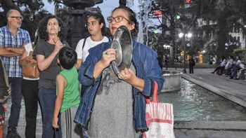 El requisito especial que la ley Ómnibus exige para las reuniones de 3 o más personas en la vía pública