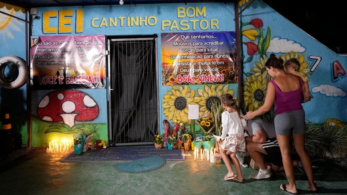 Velas y flores por los ni&ntilde;os asesinados por un joven de 25 a&ntilde;os que entr&oacute; con un hacha a una guarder&iacute;a de Blumenau, Brasil. (Foto: Gentileza Diario del Nordeste)