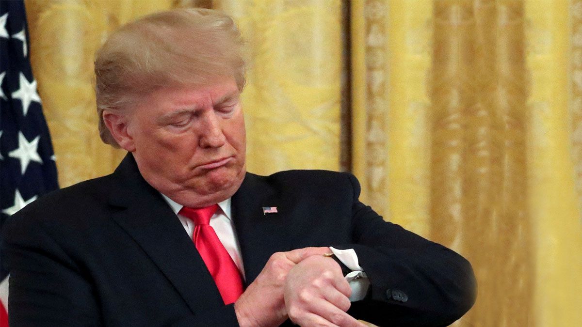 Trump mira su reloj