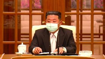 Por primera vez desde el inicio de la pandemia en 2019, el dictador Kim de Corea del norte dio un discurso con un barbijo colocado (Foto: Gentileza BBC)