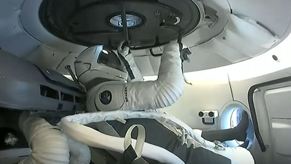 Durante 20 minutos los astronautas realizan la primera 