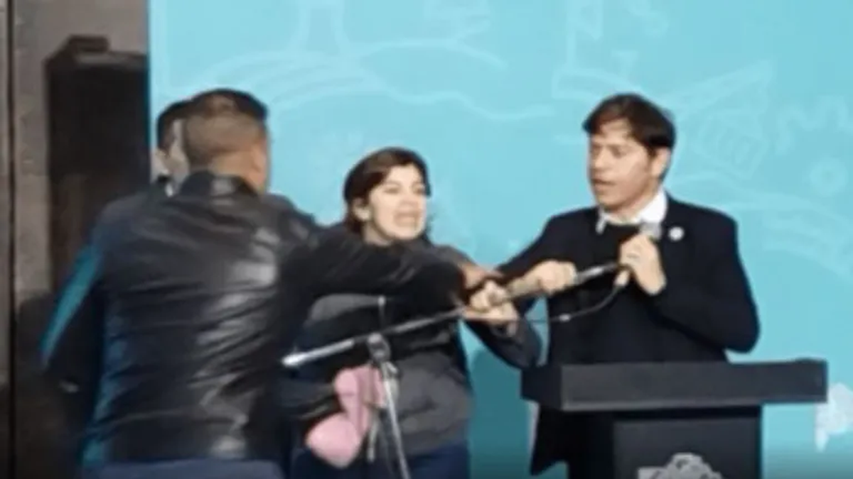 Video: una mujer ingresó en pleno acto de Axel Kicillof y generó tensión