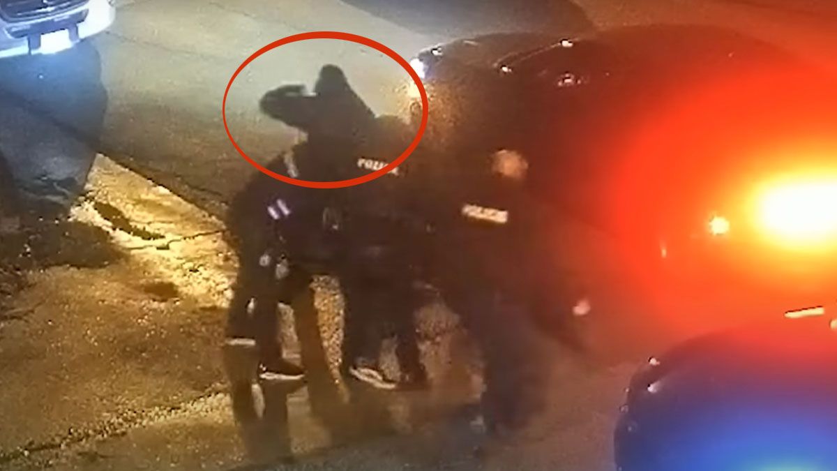 Un polic&iacute;a est&aacute; a punto de aplicarle una trompada a Tyre Nichols (Foto: gentileza Sky News).