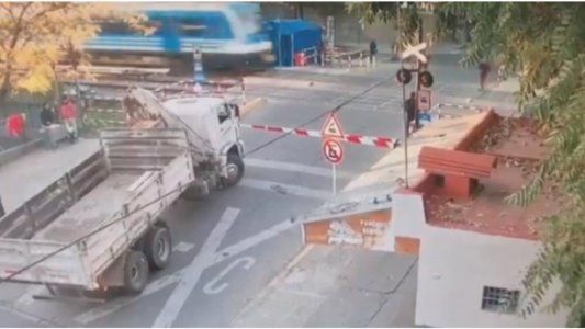 Tragedia: cruzó sin mirar y fue arrollado por una formación del tren Sarmiento