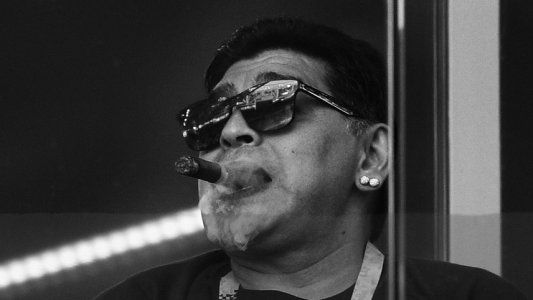 Los 60 de Maradona: tres libros y tres películas para repasar la vida del ídolo inmortal e indescifrable