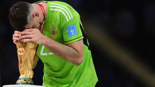 Dibu Martínez, a un año de la consagración en Qatar: Para toda la vida