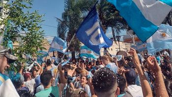 La policía fue a sacar a los hinchas: terminaron haciendo pogo