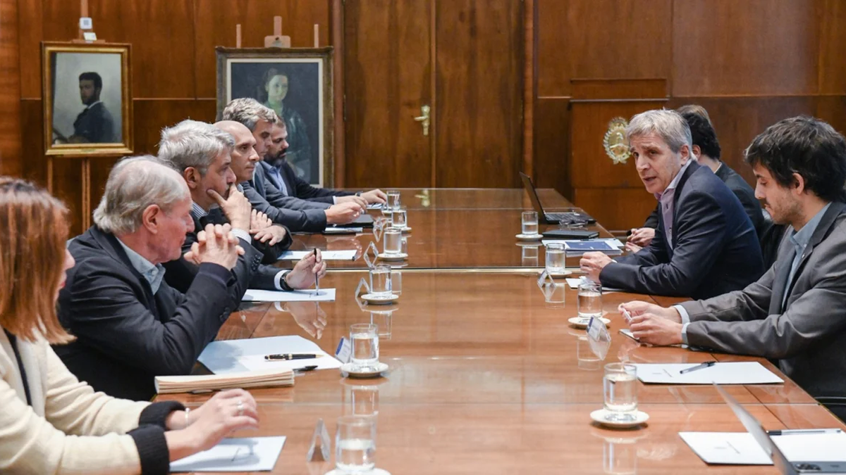 Luis Caputo se reunió con supermercadistas. (Foto: X @LuisCaputoAR)