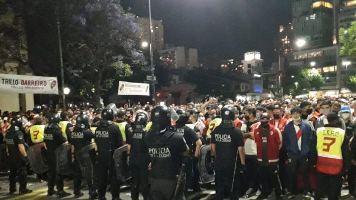 Se desbordó el control y hubo incidentes en el Monumental.