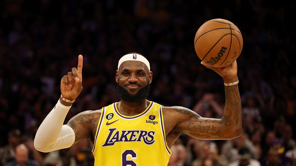 LeBron James agiganta su leyenda en la historia de la NBA. (Foto: Getty Images)
