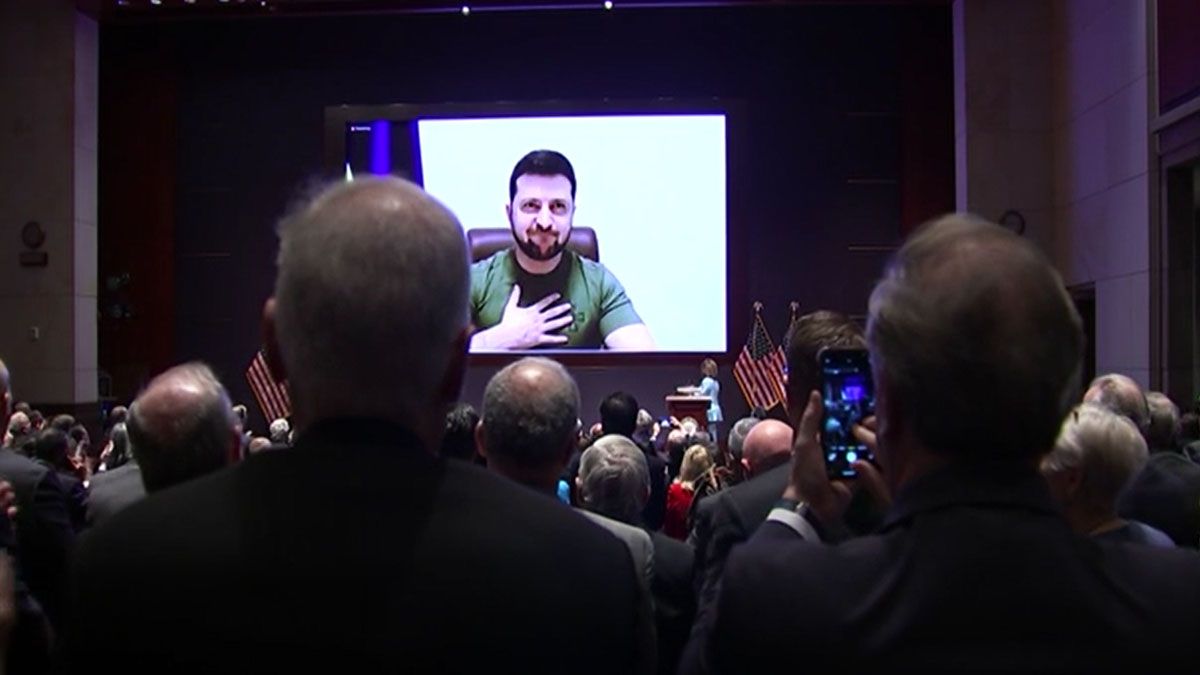Zelenski agradece con la mano en el corazón  y con una reverencia la ovación que recibió como saludo del congreso de Estados Unidos (Foto: AP)