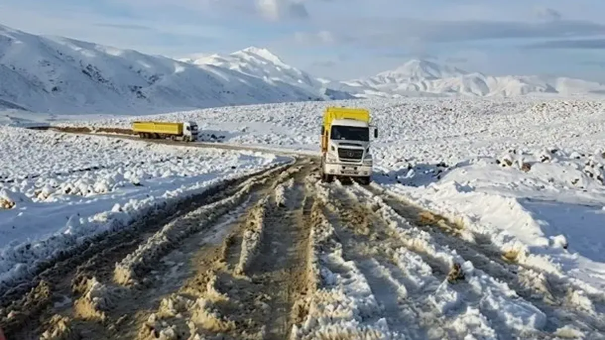 Las intensas nevadas mantienen intransitables los caminos de alta montaña.