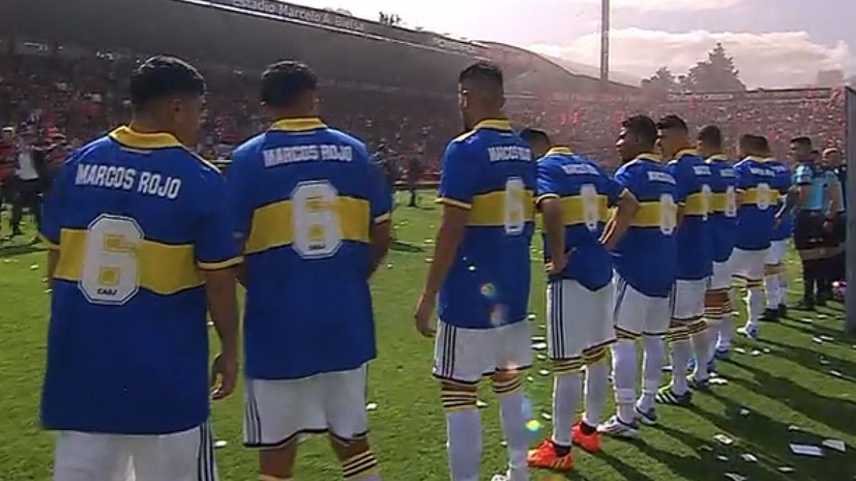 Los jugadores con la camiseta de Marcos Rojo.
