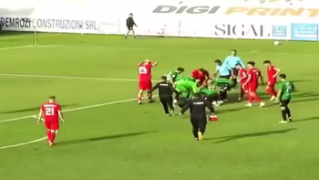 Tragedia en el fútbol: el jugador Raphael Dwamena murió tras desplomarse en pleno partido