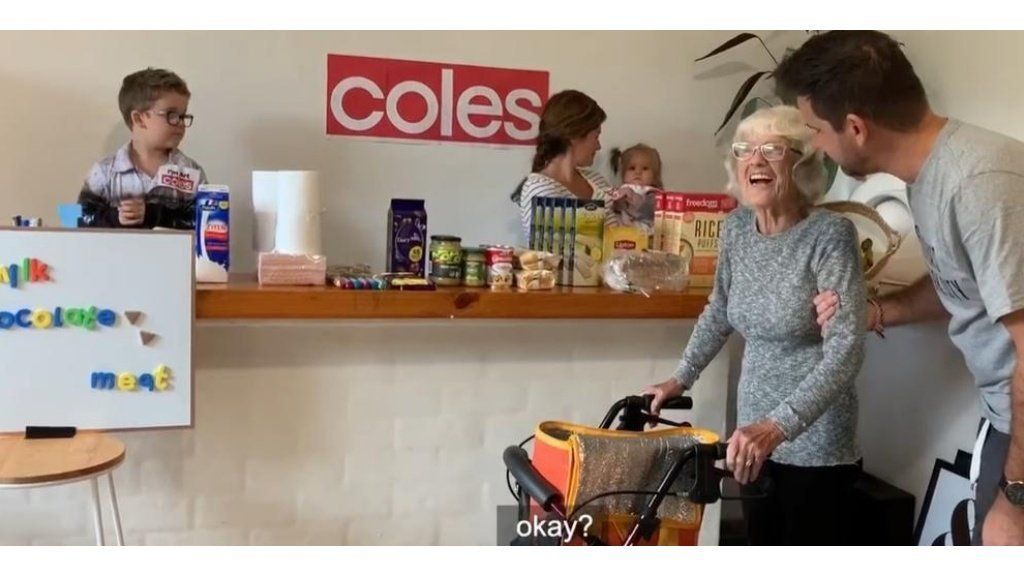Una familia montó un supermercado en su casa para que su abuela con Alzheimer pueda hacer la compra