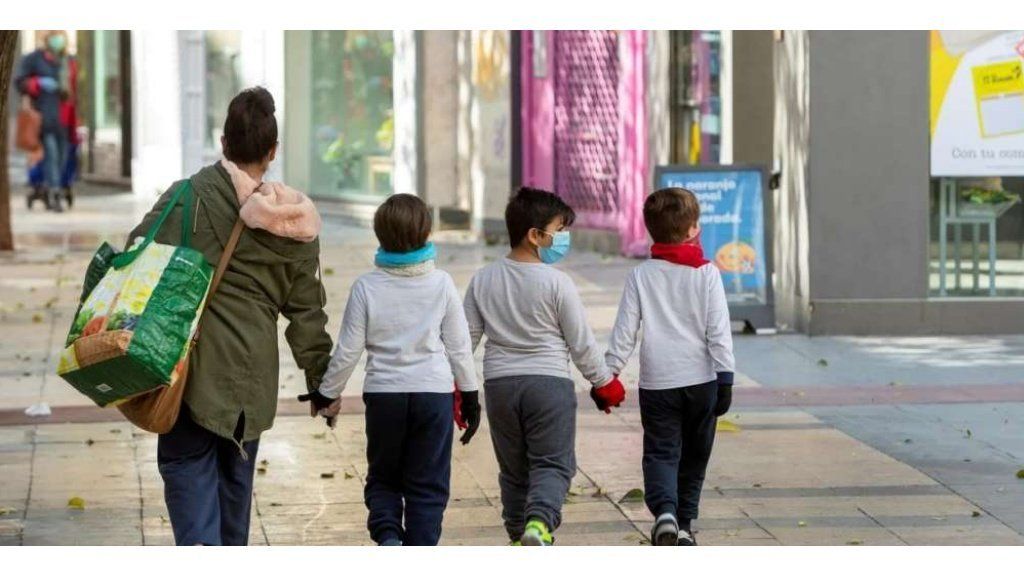 Autorizan a que los niños de hasta 12 años puedan salir a hacer compras con sus padres