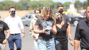 Marta Fort llega al cementerio junto a su niñera de toda la vida, Marisa.&nbsp;