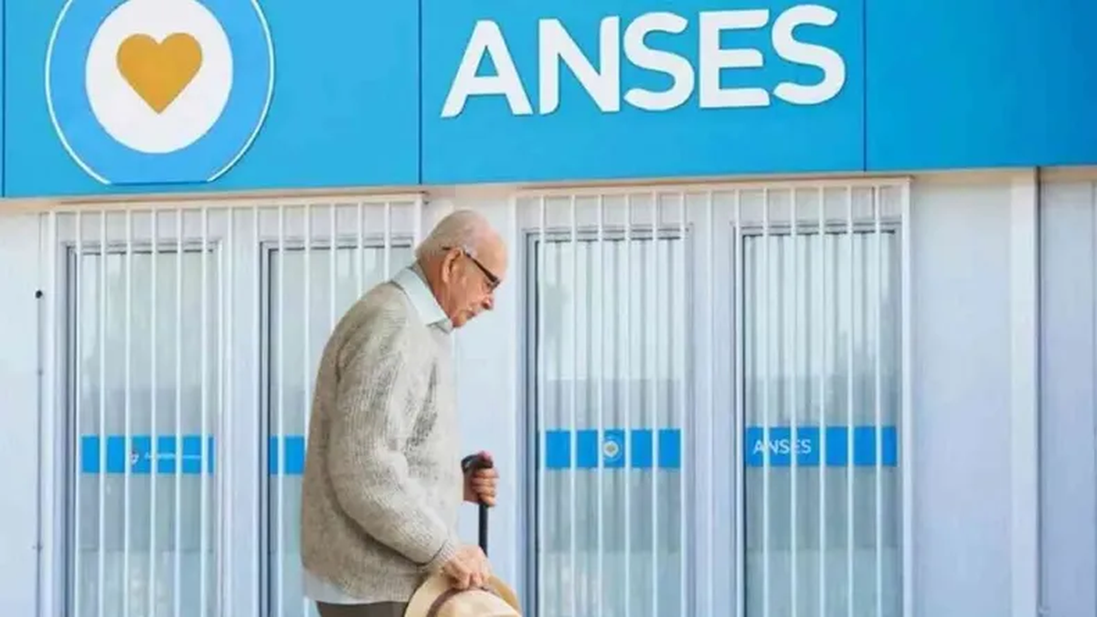 Los jubilados que cobran el haber mínimo recibirán un bono de $70.000 en enero. Foto: Internet.