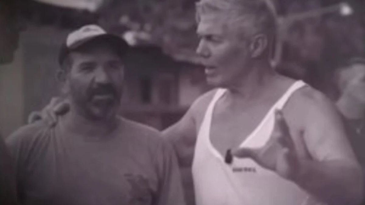 Fernando Burlando abraza a José Luis Auge en el video de campaña que difundió el abogado (Foto: captura de video).