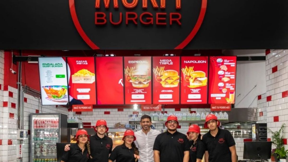 Del fútbol a la gastronomía: Diego Jaime empezó su emprendimiento de hamburguesas en la vereda del negocio de su papá