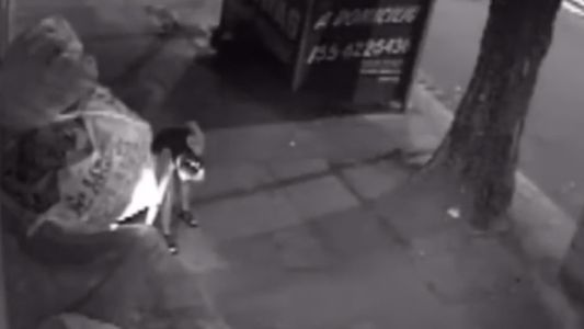 Pompeya: una mujer prendió fuego a un indigente que dormía en la calle