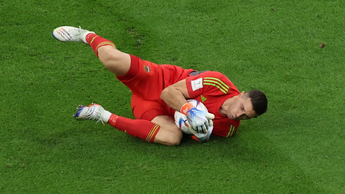 Dibu Martínez fue elegido como el segundo mejor arquero de 2022: