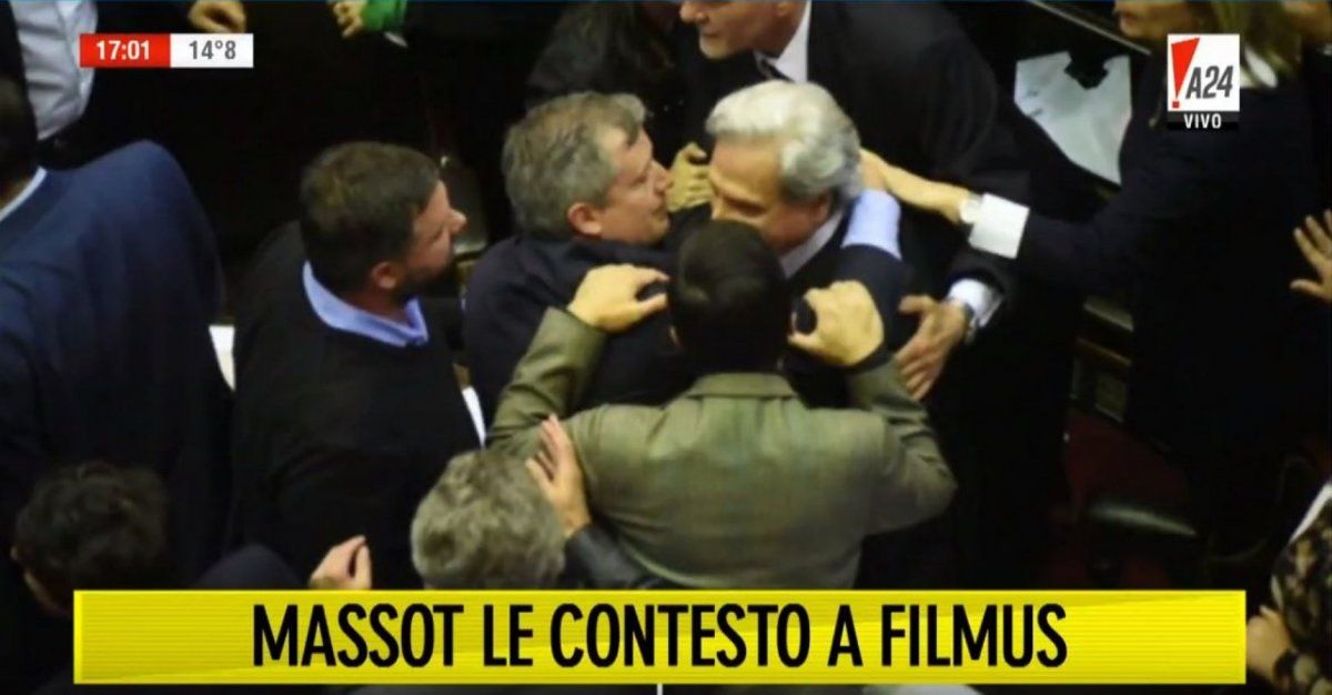 Como en el Lejano Oeste, Massot justificó en su hombría haber invitado a Moreau a pelear