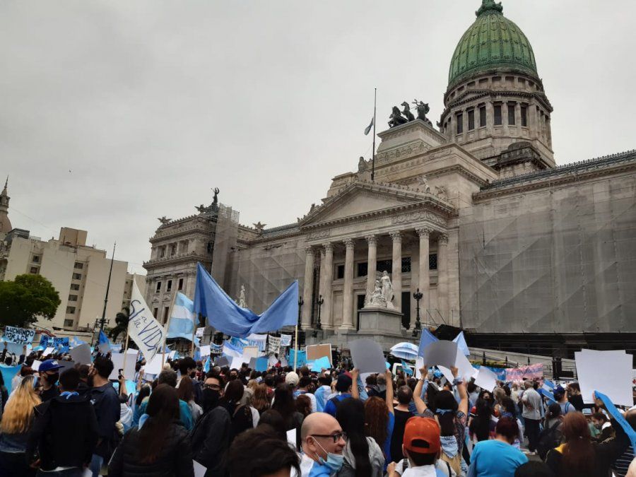 Militantes celestes marcharon al Congreso en contra del proyecto de legalización del aborto