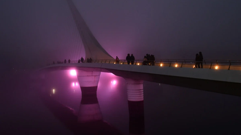 La neblina cubrió la Capital Federal. En este caso, el Puente de la Mujer, en Puerto Madero.
