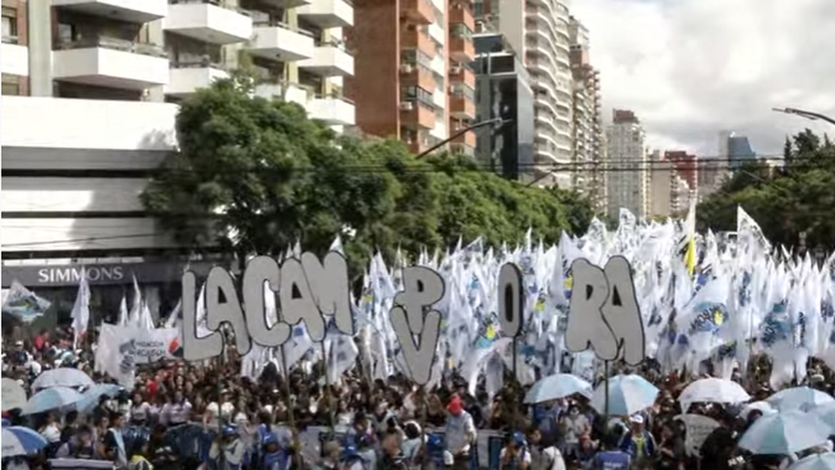 La Cámpora, con Máximo Kirchner a la cabeza, marcha masivamente hacia Plaza de Mayo (Foto: captura de YouTube).
