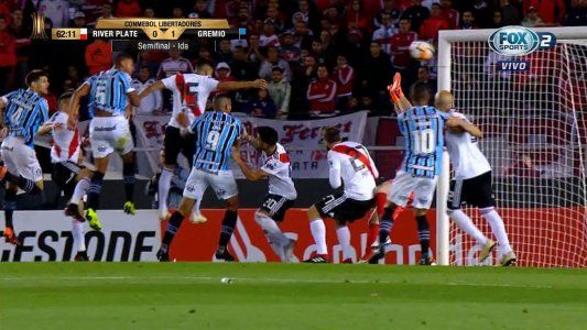 El cabezazo de Michel que le da la ventaja a Gremio