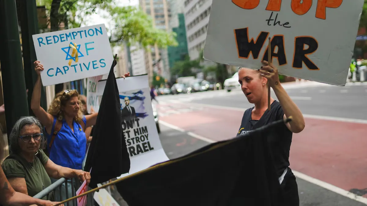 Manifestantes exigen la liberaci&oacute;n de todos los rehenes frente al consulado de Israel en Nueva York, en medio del conflicto en Gaza. (Foto: REUTERS)