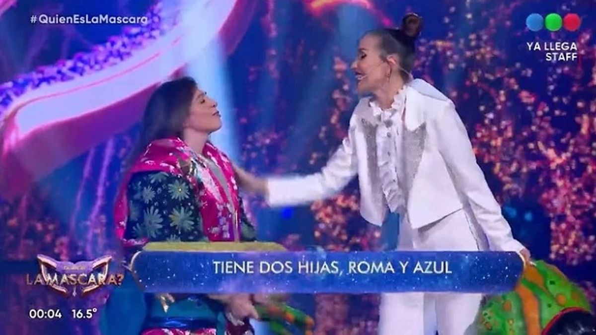 Dalma Maradona junto a Natalia Oreiro tras revelar su identidad en &iquest;Qui&eacute;n es la m&aacute;scara?, en la emisi&oacute;n del martes 4 de octubre.&nbsp;
