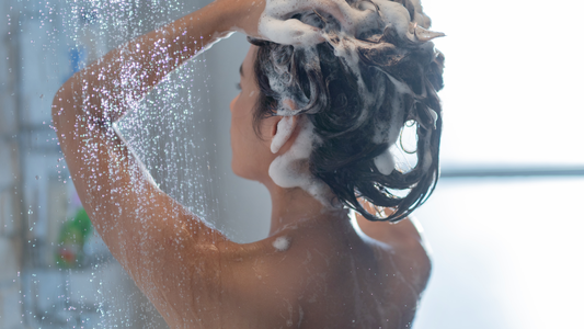 ¿Cuántas veces es necesario lavarse el pelo? Un dermatólogo responde