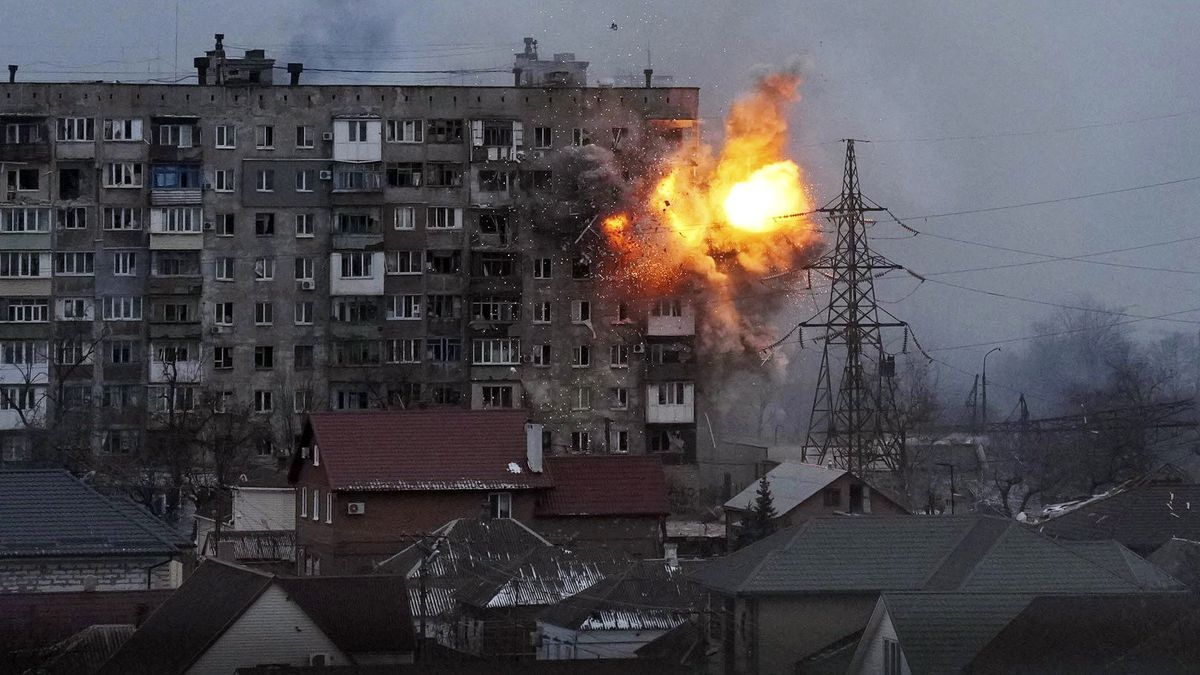 El momento de una explosión en un edificio de Kiev. La guerra provocó ya una crisis económica con aumento de la inflación en todo el mundo (Foto: Archivo)