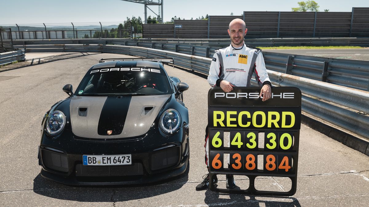 Porsche estableció un nuevo récord para vehículos de producción homologados para circular en la calle. Un Porsche&nbsp; 911 GT2 RS equipado con el Kit Performance de Manthey recorrió los 20 kilómetros y 832 del mítico circuito de Nürburgring Nordschleife en 6:43.300 minutos.
