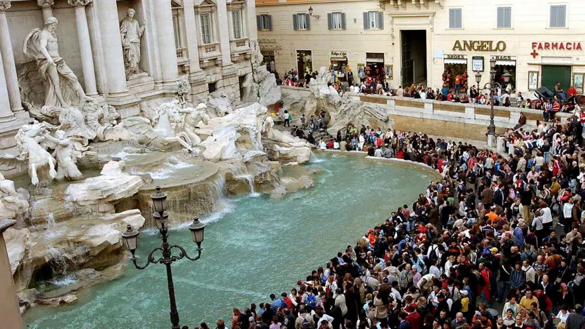 Millones de turistas se dan cita cada año para lanzar su moneda a la Fontana de Trevi, para regresar a Roma. (foto: Italianissima)